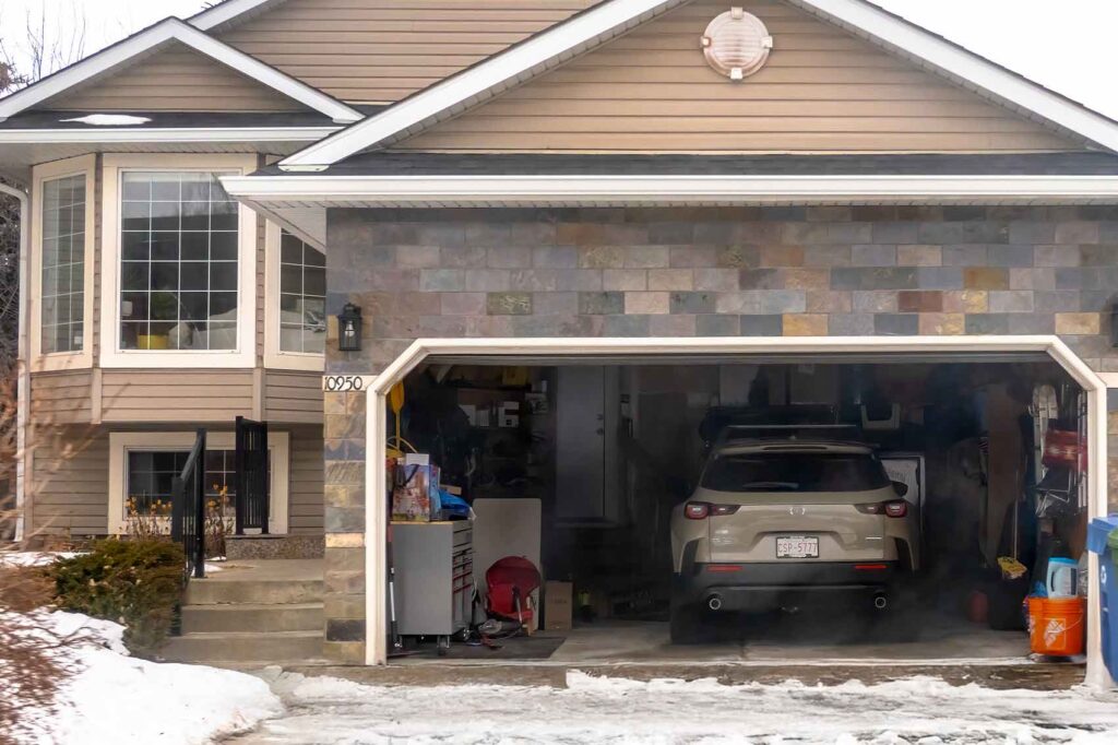 auto dans un garage en hiver